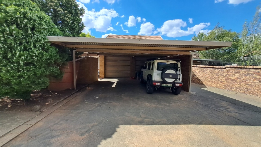 5 Bedroom Property for Sale in Fichardt Park Free State